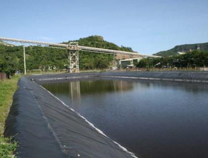 Instalar geomembrana HDPE de 1,0 mm de espesor para estanque de peces