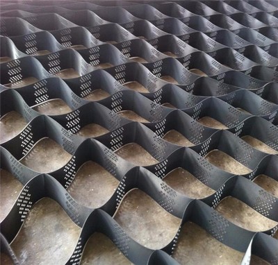 Protección de taludes reforzada con geoceldas de HDPE de alta resistencia.jpg