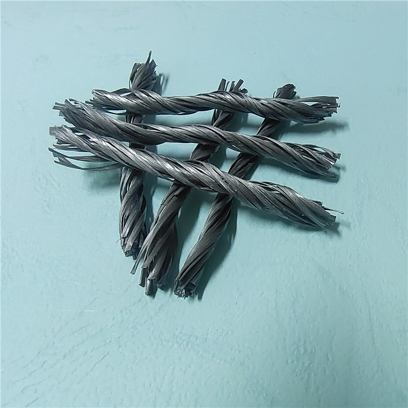 La fibra de polipropileno trenzado está hecha 100% de polipropileno. Se procesa mediante torsión especial y tratamiento superficial. La fibra torcida tiene las ventajas de una alta resistencia a la fractura, buena dispersión en el concreto y una fuerte fuerza de agarre. Puede reemplazar las fibras de acero para refuerzo en pisos de concreto y algunos otros proyectos de concreto estructural. Se usa ampliamente en ingeniería de concreto..jpg