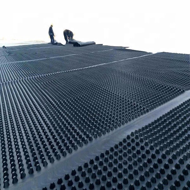 Instalación de un tablero de drenaje impermeable negro.jpg Instalación de un tablero de drenaje impermeable negro.jpg