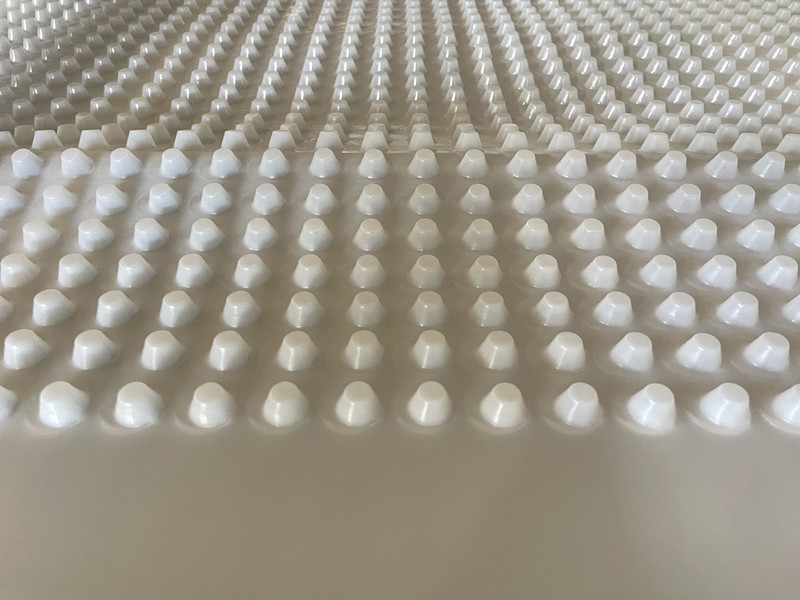 Tablero de drenaje con hoyuelos de HDPE resistente a las raíces.jpg Tablero de drenaje con hoyuelos de HDPE resistente a las raíces.jpg