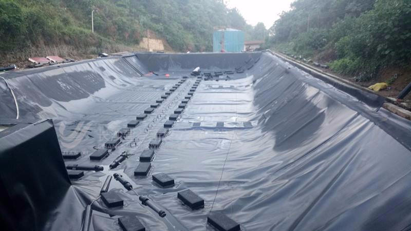 Revestimiento de geomembrana de HDPE para tratamiento de lixiviados de vertedero.jpg Revestimiento de geomembrana de HDPE para tratamiento de lixiviados de vertedero.jpg