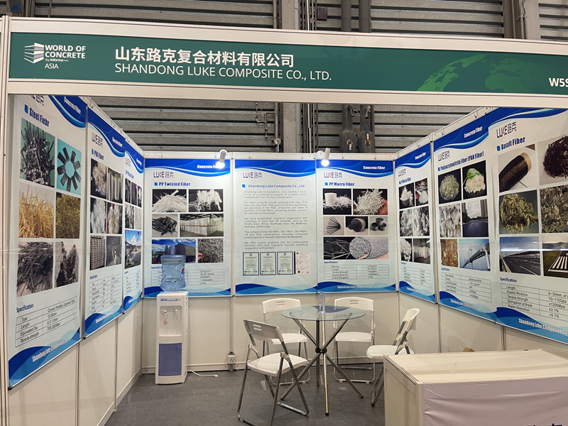 Luke en la Exposición de Concreto de Asia .jpg