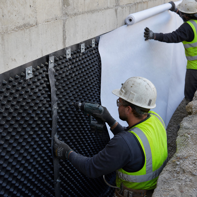 Instalación de lámina de drenaje con hoyuelos de HDPE.jpg Instalación de lámina de drenaje con hoyuelos de HDPE.jpg